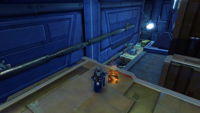 Das orange Datacron wartet oben auf der Kiste am Ende des Rohrwegs.