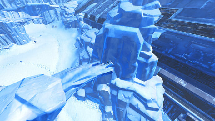 Von oben erreichst du die Eisbrücke; die Unterbrechung im Eis musst du überspringen.