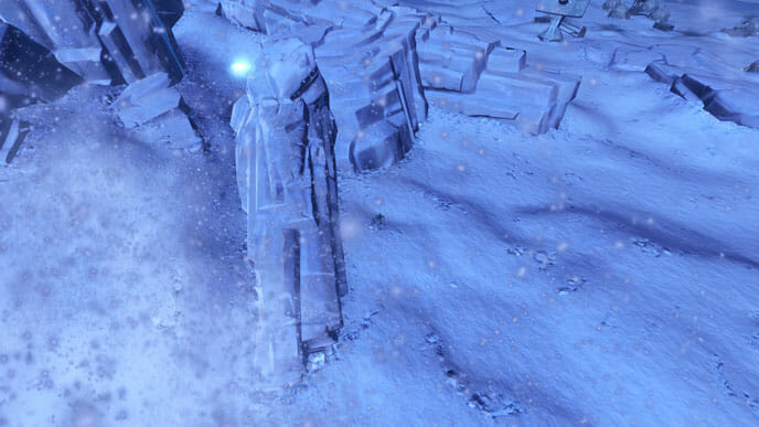 Die hohe Eisformation trennt den normalen Weg von der kleinen Mulde mit dem Datacron.