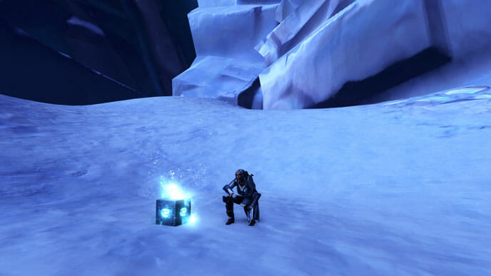 Das blaue Datacron steht in der geschützten Schneemulde hinter der Eiswand.