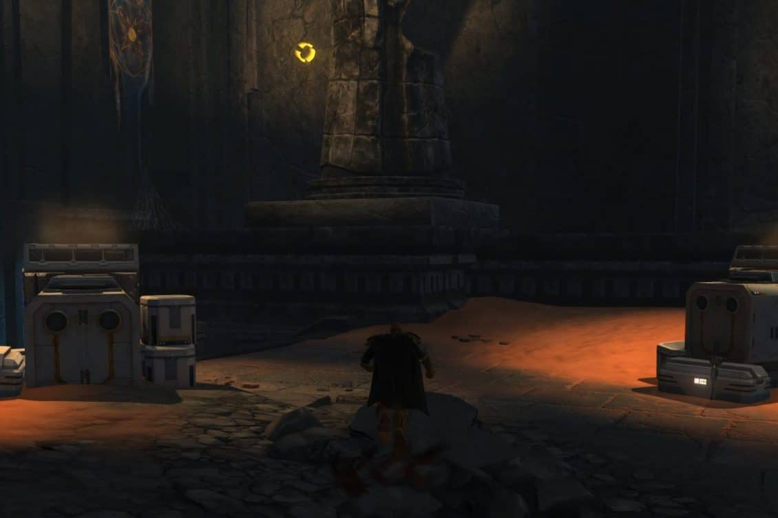 Der goldene Ring neben der Statue markiert den Bereich über dem Einstieg in die dunkle Höhle.